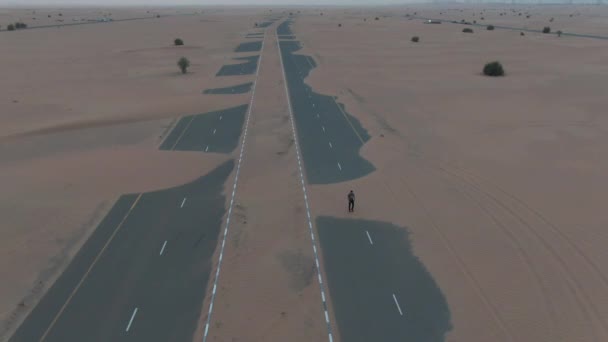 Drog Menembak Seorang Pria Yang Berjalan Sepanjang Jalan Beraspal Berlapis — Stok Video