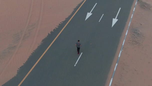 Drog Tire Sur Homme Marchant Long Une Route Goudronnée Couverte — Video