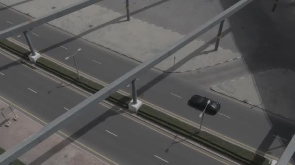Drone Strzela Ruchu Samochodu Drodze Otoczony Palmami — Wideo stockowe