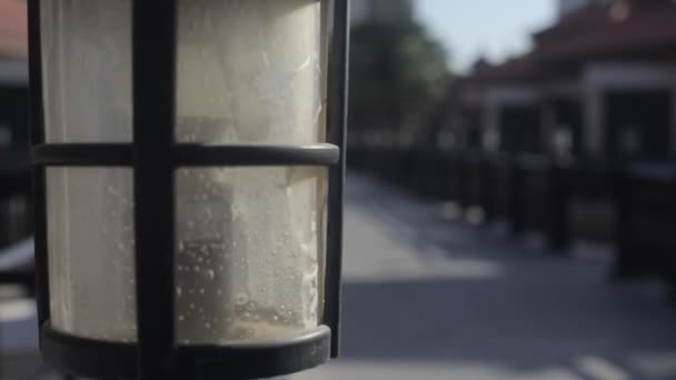 Sebuah Jalan Tua Dengan Lentera Dikelilingi Oleh Rumah Rumah Kecil — Stok Video