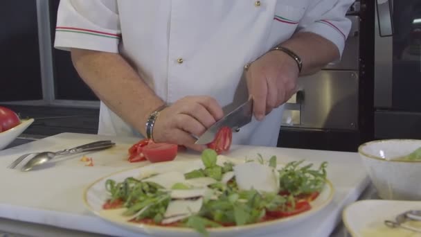 Chef Snijdt Tomaat Snijplank Slow Motion Close — Stockvideo