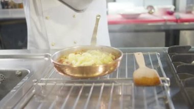 Şef mutfaktaki ocakta makarna pişiriyor.