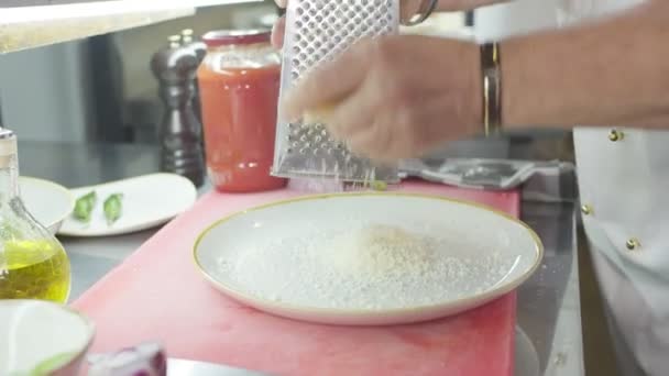 Chef Rala Queijo Prato Fechar Câmera Lenta — Vídeo de Stock