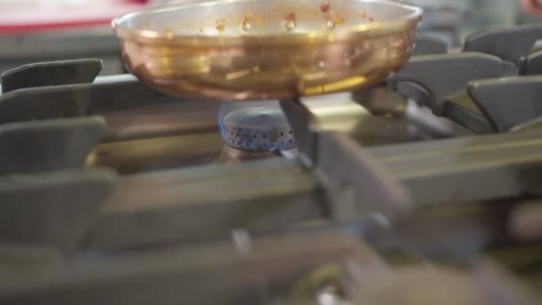 Koki Memanggang Bahan Makanan Dalam Wajan Atas Kompor Gas Dalam — Stok Video