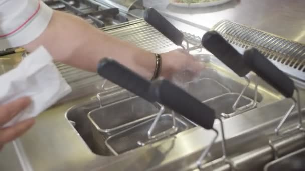 Koch Kocht Pasta Zeitlupe Auf Dem Herd Der Küche — Stockvideo