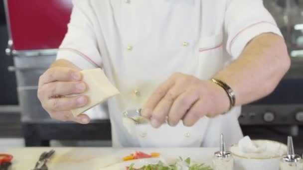 Chef Taglia Formaggio Piatto Pomodori Rallentatore — Video Stock