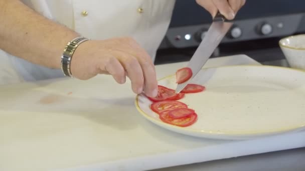 Chef Serve Pomodori Tritati Piatto Primo Piano Rallentatore — Video Stock