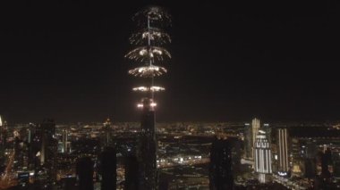 Drone, gece Dubai 'deki Burj Halife kulesinden selam veriyor.