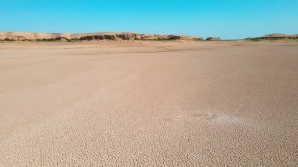 Drone Vuela Sobre Playa Tipo Seco Entre Desierto Estepa — Vídeo de stock