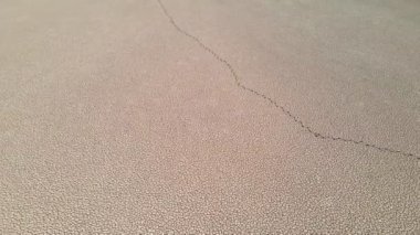 Drone, çölün ortasındaki bir göle doğru uçuyor.