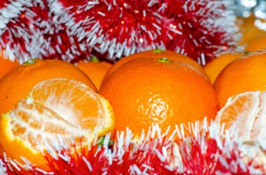 Noel süslerinde parlak sulu mandalinalar, kış tatili konsepti ve büyük bir narenciye hasadı.