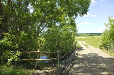 Kırsal bir yolda Udy nehrinin karşısındaki köprü.