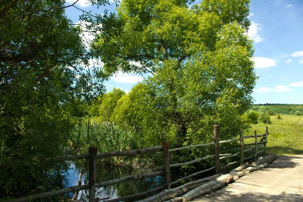 Kırsal bir yolda Udy nehrinin karşısındaki köprü.