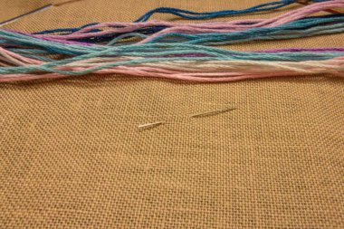 Nakış, kahverengi üniforma bezi ve diş ipliği.