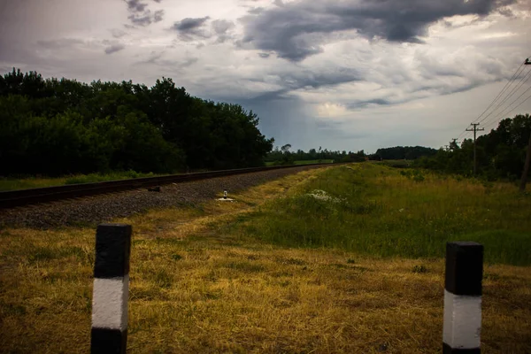 Railway Track Dark Rainy Sky Rechtenvrije Stockfoto's