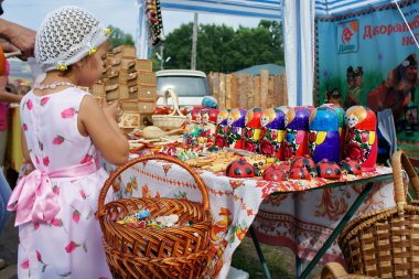 iç içe geçmiş bebek vitrin için arayan kız