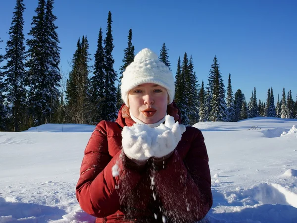 Meisje houdt sneeuw op de handen. — Stockfoto