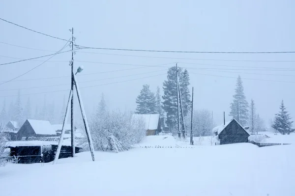 Ein Laternenpfahl und eine Winterlandschaft. — Stockfoto