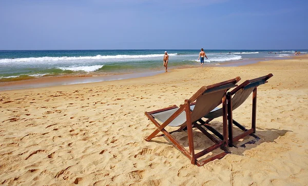 Uitzicht op het strand en de oceaan met een ligstoelen. — Stockfoto