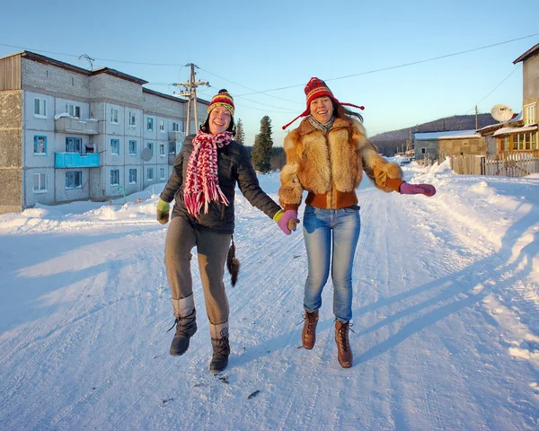 Mädchen laufen auf winterlicher Straße — Stockfoto