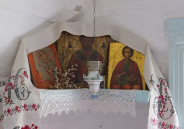 Rus kır evi köşesinde antik sunağı.