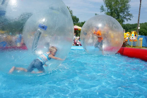 Çocuklar bir zorb topları sürme. — Stok fotoğraf