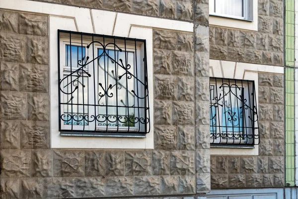 Kratki Kutego Żelaza Montowane Zewnątrz Oknach Pierwszego Piętra Budynku Apartamentowego — Zdjęcie stockowe