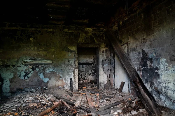 在失火后 一座废弃的建筑被拆毁 墙壁发灰 屋顶倒塌 — 图库照片