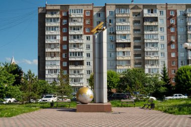 Krasnoyarsk, Krasnoyarsk Bölgesi, RF - 16 Temmuz 2021: Kutup pilotu Tümgeneral Vasily Molokov 'un R-5 uçağının bir modeliyle birlikte anıtı, aynı adı taşıyan bir parkta, yaz aylarında bir iskan binasının arka planına karşı.
