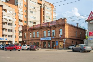 Krasnoyarsk, Krasnoyarsk Bölgesi, RF - 19 Temmuz 2021: 20. yüzyılın başlarında A.S. Palkina 'nın apartmanı, Rusya Birleşik Devletleri' nin Rusça kabul töreninin işareti girişte..