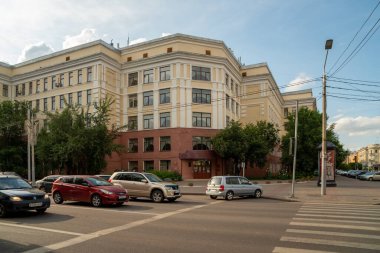 Krasnoyarsk, Krasnoyarsk Bölgesi, RF - 19 Temmuz 2021: V.F. Voino-Yasenetsky, 1930, Karl Marx ve Dekabristov caddelerinin köşesinde..