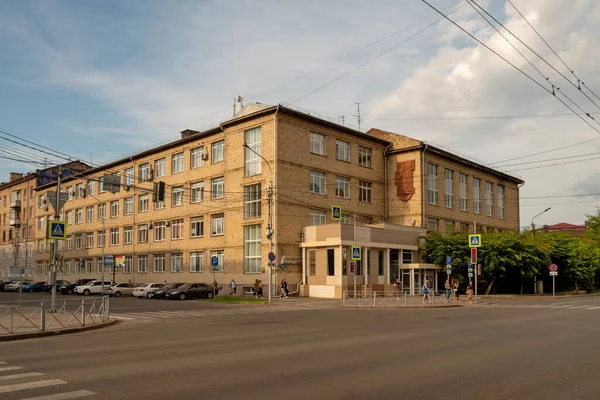 Krasnojarsk Kraj Krasnojarsk Července 2021 Pěší Přechod Kolem Administrativní Budovy — Stock fotografie