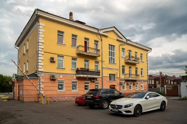 2021年7月19日 俄罗斯联邦克拉斯诺亚尔斯克地区克拉斯诺亚尔斯克 在一个阴天的夏日 车辆停放在斯大林时代公寓大楼的庭院里 — 图库照片