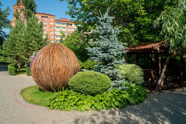 Una Composición Jardín Una Bola Tejida Vides Sauce Abeto Azul — Foto de Stock