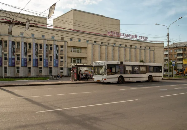 クラスノヤルスク クラスノヤルスク地方 2021年7月19日 ミュージカル劇場の建物の前の人々と同じ名前のバス停 2008年まで 夏の日にミュージカルコメディの劇場 — ストック写真