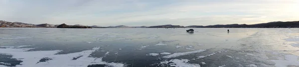 Опасная Рыбалка Тающем Льду Большого Озера Весной Шарыповский Район Красноярский — стоковое фото