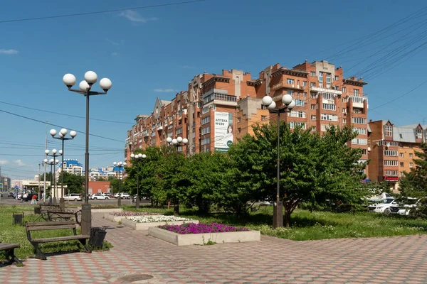 クラスノヤルスク クラスノヤルスク地域 2021年7月16日 晴れた夏の日に住宅の建物の背景に極パイロットVasily Molokovにちなんで名付けられた広場 — ストック写真