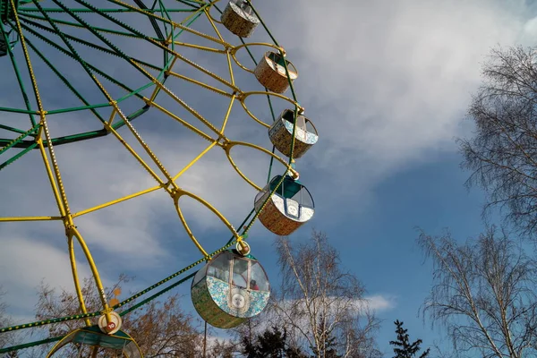 クラスノヤルスク クラスノヤルスク地方 2021年3月14日 都市遊園地で空に対して塗装キャビンを持つ大きな観覧車の一部 — ストック写真