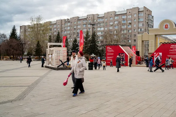 Krasnojarsk Krasnojarsk Region Maj 2021 Ett Äldre Par Vandrar Längs — Stockfoto