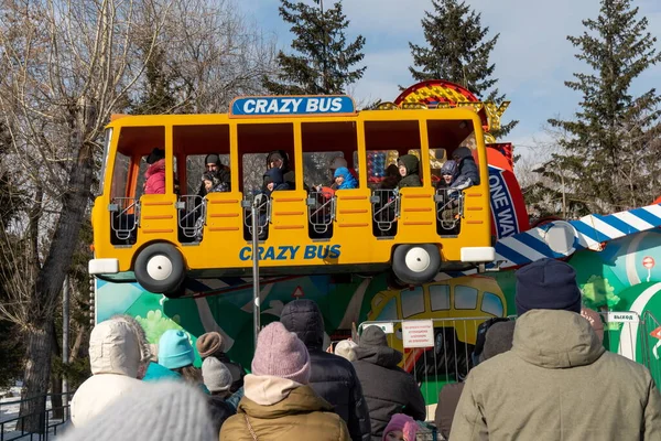 Krasnojarsk Krasnojarsk Region Března 2021 Lidé Dívají Bláznivý Autobus Lidmi — Stock fotografie