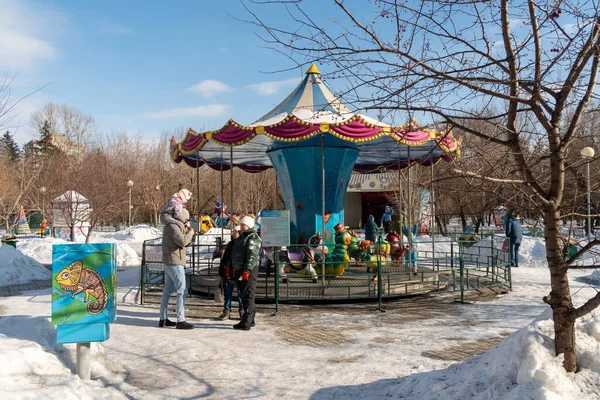 Krasnoyarsk Krasnoyarsk Bölgesi Mart 2021 Bir Aile Babasıyla Birlikte Omuzlarında — Stok fotoğraf