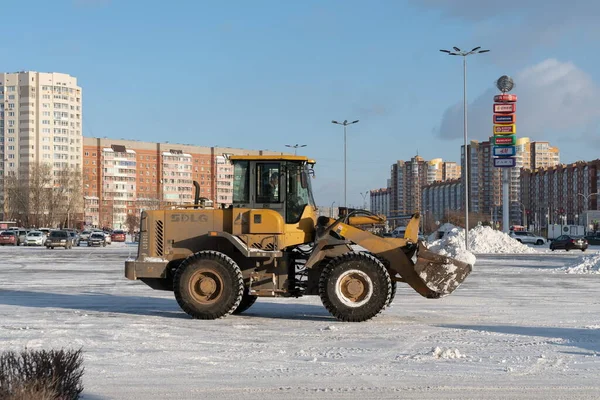 Krasnoyarsk Territorio Krasnoyarsk Noviembre 2021 Cargador Ruedas Delantero Elimina Nieve —  Fotos de Stock