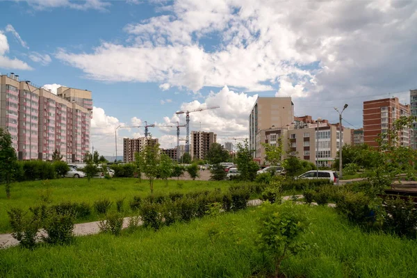 Krasnojarsk Regio Krasnojarsk Juli 2021 Zicht Een Woonwijk Met Geparkeerde — Stockfoto