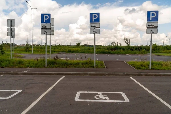 Parking Spaces Disabled People Road Signs Demarcated Asphalt — Stock Photo, Image