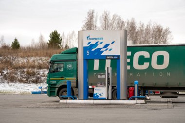 Krasnoyarsk, Krasnoyarsk Bölgesi, RF - 23 Ekim 2019: Rus Gazpromneft şirketinin adı ve logosu olan bir benzin istasyonunda bir kamyon duruyor.