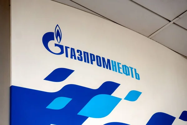 Krasnojarsk Krasnojarsk Territory Oktober 2019 Het Logo Naam Van Gazpromneft — Stockfoto
