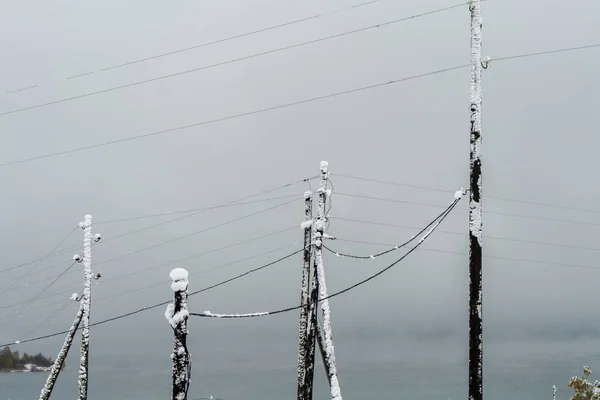 Eski Kırsal Ahşap Direkler Elektrik Kabloları Karla Kaplı Kar Yağdıktan — Stok fotoğraf