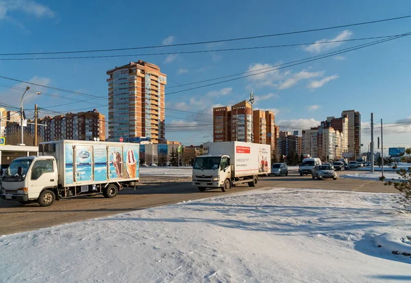 Красноярськ Красноярськ Листопада 2021 Поїзди Холодильниками Іншими Машинами Їдуть Вулицею — стокове фото