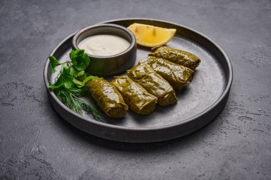 Orta Doğu yemeği dolma ya da sarma, maydanozlu, ekşi kremalı ve limonlu tencere.