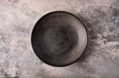 Gri desenli arka planda beton olarak boş koyu bir plaka. Boşluğu kopyala
